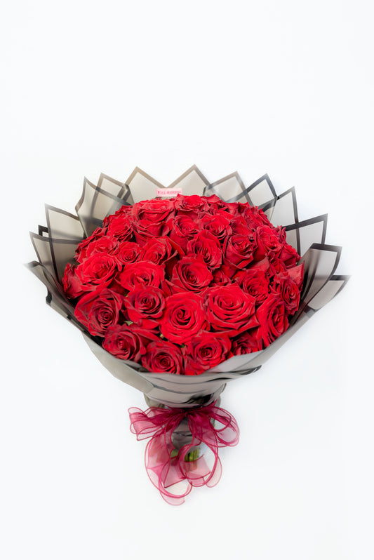 RAMO CON 50 ROSAS ROJAS PREMIUM
